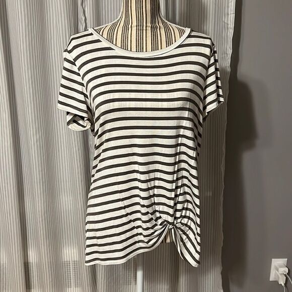 GREEN Envelope. Medium crew neck. Front knot. - Picture 1 of 5